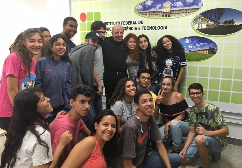 Gabe Gabrielle com estudantes do IFG - Câmpus Aparecida de Goiânia